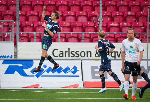 Gefles Johan Oremo gör 1-2 på straff och jublar