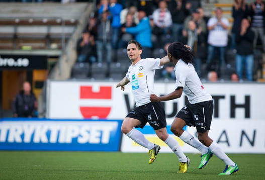 Örebros Nordin Gerzic och publiken jublar