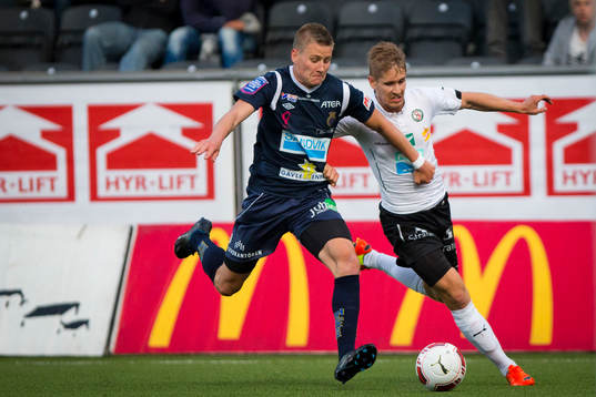 Gefles Jonas Olsson och Örebros Daniel Björnkvist i kamp