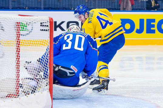 Sveriges Gustav Nyquist skjuter in 0-1 bakom Italiens