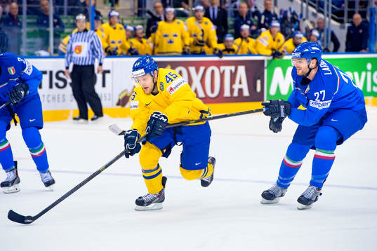 Sveriges Oscar Möller hakas av Italiens Thomas Larkin