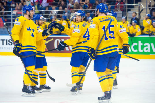 Sveriges Nicklas Danielsson (mitten) jublar
