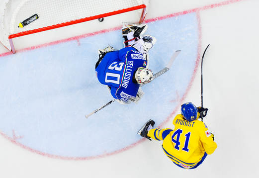 Sveriges Gustav Nyquist skjuter in 0-1 bakom Italiens