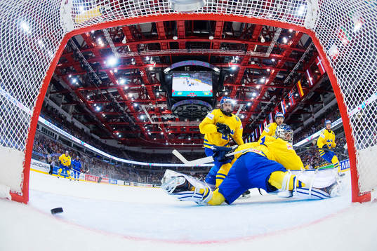 Sveriges målvakt Joacim Eriksson släpper in 1-1 från