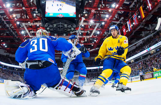 Sveriges Mikael Backlund oroar framför Italiens målvakt