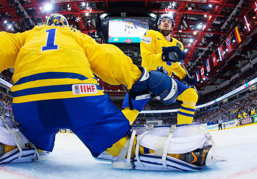 Sveriges Tim Erixon (t h)