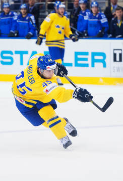 Sveriges Oscar Möller skjuter ett skott