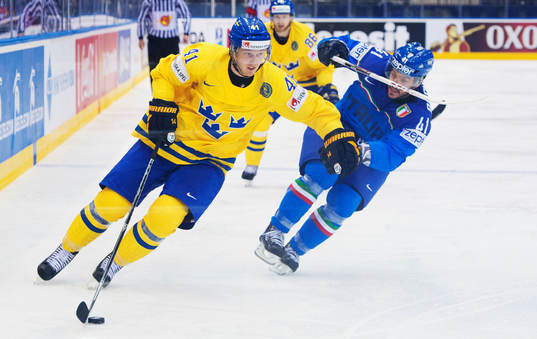 Sveriges Gustav Nyquist tar sig förbi Italiens David
