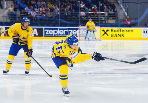 Sveriges Oscar Möller skjuter ett skott