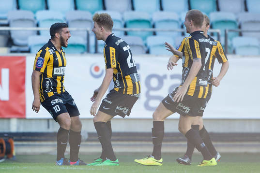Häckens Moestafa El Kabir jublar ihop med Samuel Gustafson