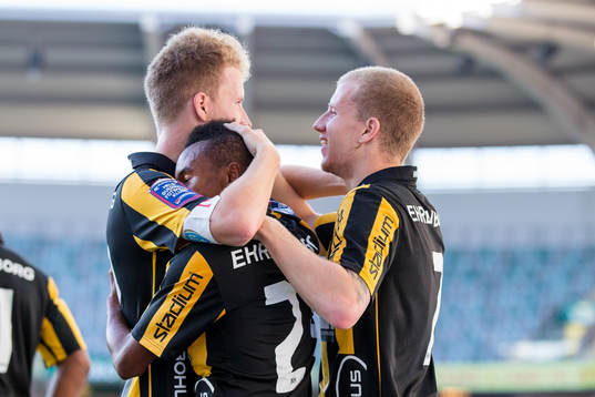 Häckens Samuel Gustafson och Simon Gustafson kramar om