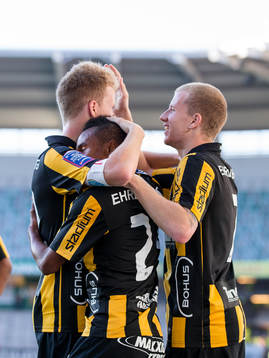 Häckens Samuel Gustafson och Simon Gustafson kramar om
