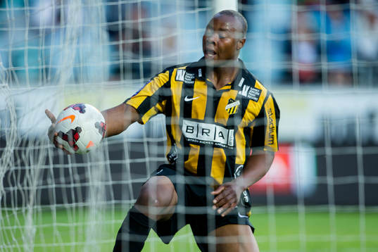 Häckens Carlos Strandberg fångar bollen i nätet