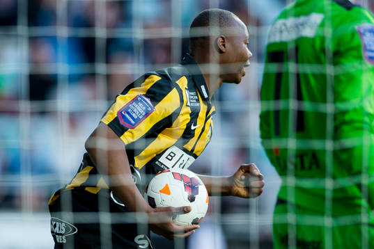 Häckens Carlos Strandberg med bollen i handen