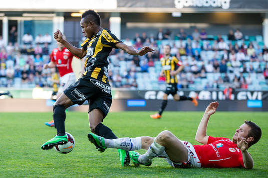 Häckens Nasiru Mohammed undviker en glidtackling från