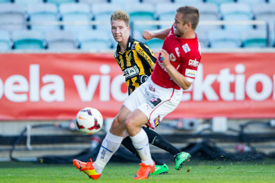 Häckens Samuel Gustafson spelar fram till 2-1 målet