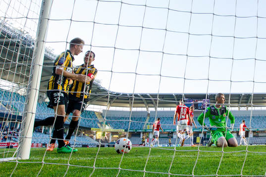 Häckens Samuel Gustafson blir omkramad av Martin Ericsson