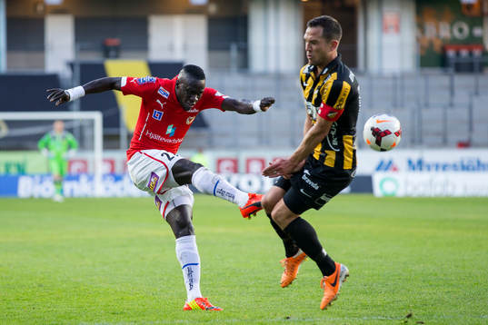 Kalmars Papa Alioune Diouf skjuter ett skott mot Häckens