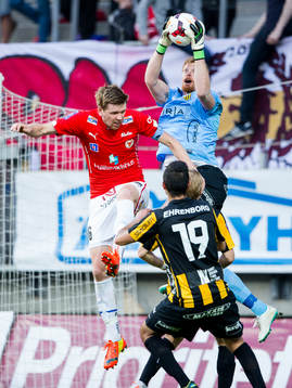 Häckens målvakt Christoffer Källqvist når högst