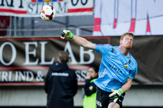 Häckens målvakt Christoffer Källqvist sätter igång