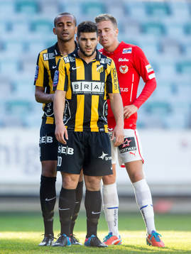 Häckens Walid Atta och Kalmars Jonathan Ring bakom