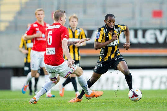 Häckens Rene Makondele tar sig förbi Kalmars Marcus