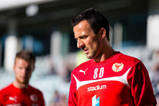 Kalmars Nenad Djordjevic värmer upp innan fotbollsmatchen