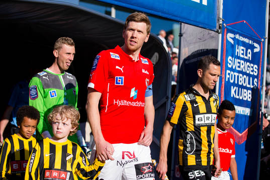 Kalmars lagkapten David Elm och Häckens lagkapten Martin