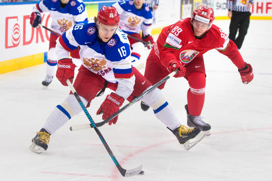 Rysslands Sergei Plotnikov i kamp om pucken med