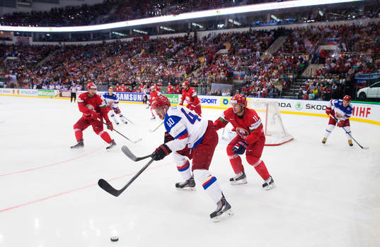 Rysslands Sergei Kalinin kontrollerar pucken framför