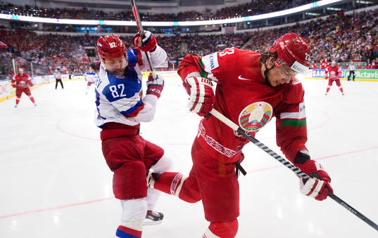 Rysslands Yevgeni Medvedev tacklar Vitrysslands Andrei Stas