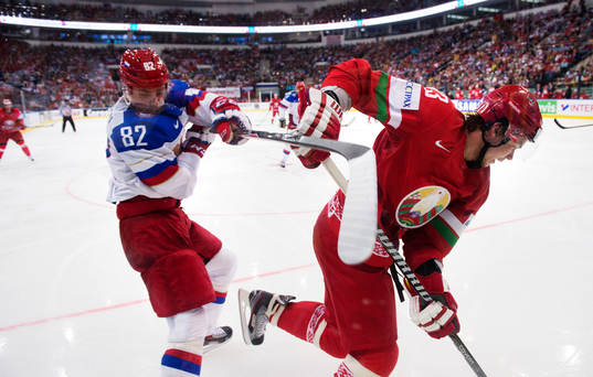 Rysslands Yevgeni Medvedev tacklar Vitrysslands Andrei Stas
