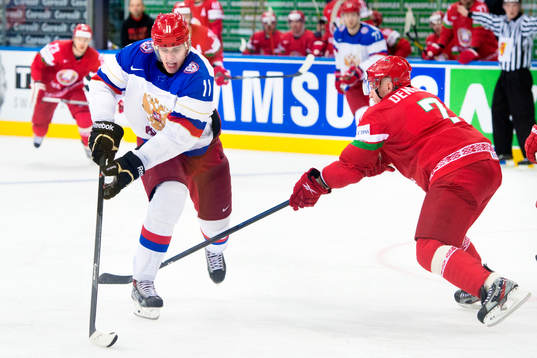 Rysslands Yevgeni Malkin i kamp om pucken med Vitrysslands