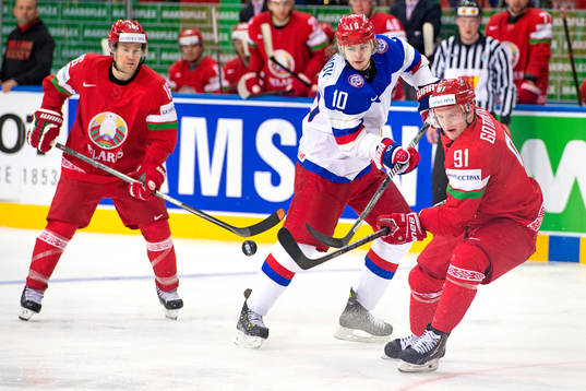 Rysslands Viktor Tikhonov i kamp om pucken med Vitrysslands