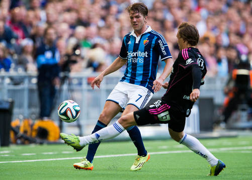 Djurgårdens Martin Broberg i kamp om bollen med IFK