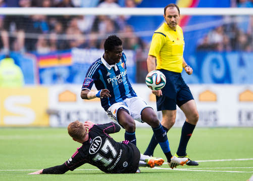 IFK Göteborgs Sam Larsson med en glidtackling mot