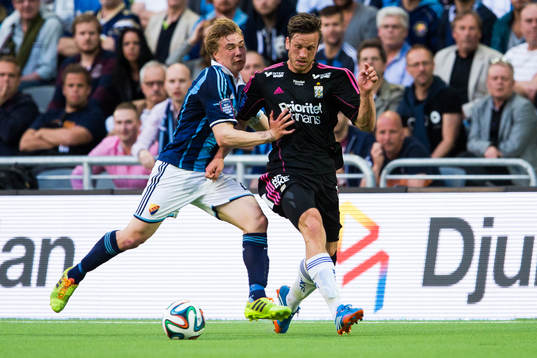 Djurgårdens Simon Tibbling försöker stoppa IFK