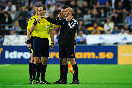 Domarteamet med domare Jonas Eriksson och fjärdedomare