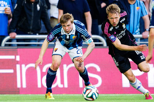 Djurgårdens Simon Tibbling mot IFK Göteborgs Adam