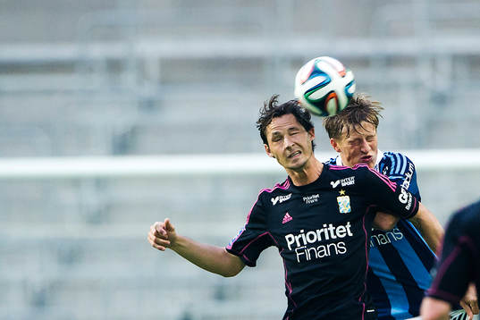 IFK Göteborgs Philip Haglund i en luftduell mot