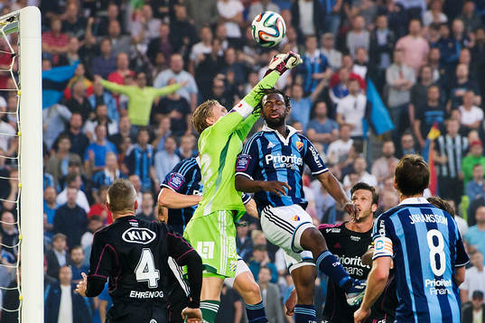 IFK Göteborgs målvakt Marcus Sandberg går in i en duell