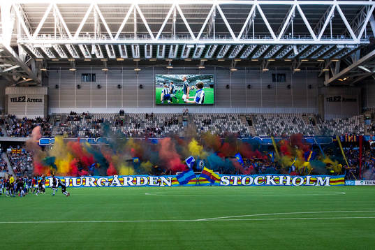 Djurgårdens supportrar med ett TIFO innan fotbollsmatchen
