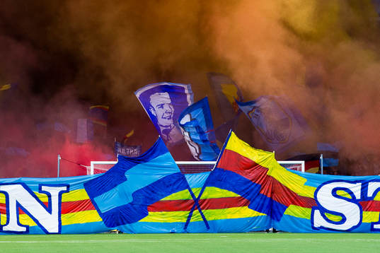 Djurgårdens supportrar med ett TIFO innan fotbollsmatchen