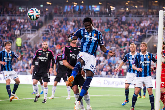 Djurgårdens Daniel Amartey nickar undan en hörna