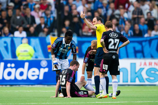 Domare Jonas Eriksson påkallar läkar teamet etfer att IFK