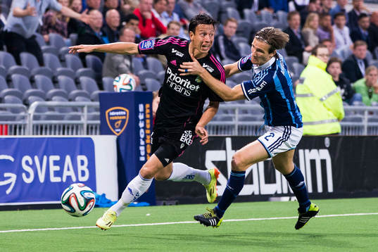 IFK Göteborgs Martin Smedberg Dalence tar sig förbi