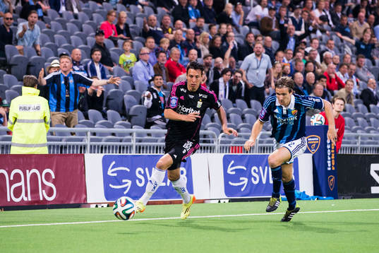 IFK Göteborgs Martin Smedberg Dalence tar sig förbi