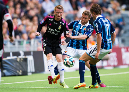 IFK Göteborgs Sam Larsson i kamp om bollen med