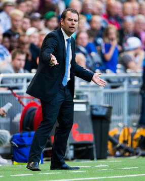 IFK Göteborgs tränare Mikael Stahre reagerar