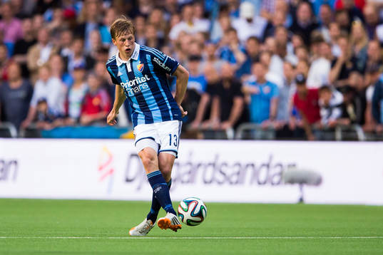 Djurgårdens Emil Bergström med bollen